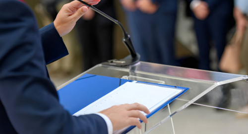 Silenzio all'Inno: La Sindaca di Merano Tra Polemiche e Dibattito Nazionale